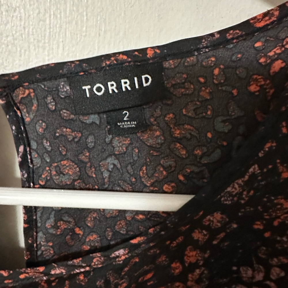 3/4 sleeve satiny top.